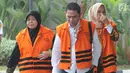 Tiga anggota DPRD Kota Malang Rahayu Sugiarti (kiri), Suprapto (tengah) dan Wiwik Hendri Astuti tiba untuk menjalani pemeriksaan kasus dugaan suap pembahasan APBD-P Pemerintah Kota Malang TA 2015 di KPK, Jakarta, Senin (23/7). (Merdeka.com/Dwi Narwoko)