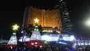 Selain video mapping, pemasangan lampu LED di sepanjang jalan juga akan turut menghiasi berbagai berbagai sudut di sekitar Bundaran HI. Tampak dalam foto, warga menikmati suasana Jakarta Light Festival 2025 di sekitar Bundara Hotel Indonesia, Jakarta, Selasa (23/12/2025). (Kapanlagi.com/Budy Santoso)