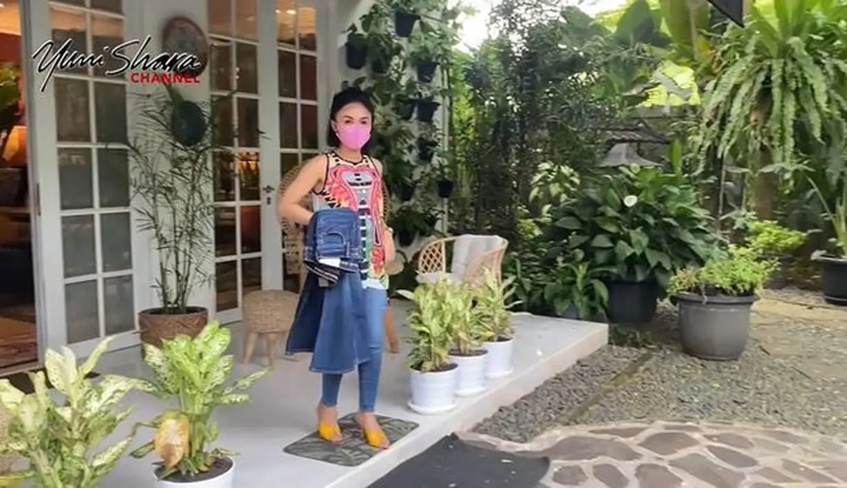 Yuni Shara permak baju branded (Sumber: YouTube/Yuni Shara Official)