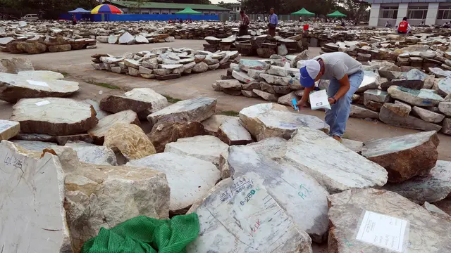 Bongkahan Batu Mulia di Myanmar