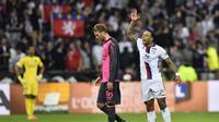 Perayaan Memphis Depay setelah mampu mencetak gol spektakuler untuk Olympique Lyon. (AFP/Romain Lafabregue)