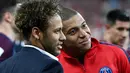 Neymar (kiri) dan Kylian MBappe menyempatkan diri berfoto selfie usai laga final Piala Prancis 2018 di Stade de France, Saint-Denis (8/5/2018). PSG menang setelah kalahkan Les Herbiers 2-0. (AFP/Frank Fife)