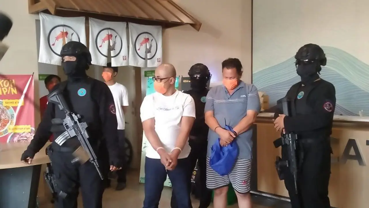 Dua tersangka yang diamankan dalam penggerebekan rumah produksi clandestine lab di sebuah apartemen kawasan Cisauk, Kabupaten Tangerang, Banten.