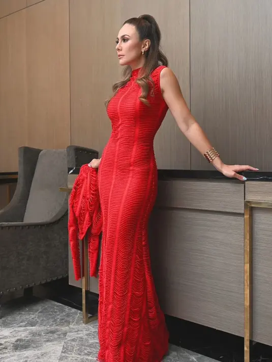 Bila outernya dilepas, dress tersebut memiliki lengan sleeveless yang membuatnya tampil lebih feminim. [@wulanguritno]