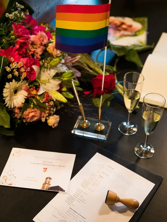 Surat nikah pasangan gay, Bode Mende dan Karl Kreile yang resmi dikeluarkan oleh pemerintah setempat, Berlin, Jerman (1/10). Bode Mende dan Karl Kreile adalah pasangan gay pertama yang menikah secara sah di Jerman. (AFP Photo/Odd Andersen)