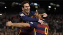 Luis Suarez (kanan) merayakan gol ke gawang Clta Vigo bersama rekannya Lionel Messi pada lanjutan La Liga Spanyol di Stadion Camp Nou, Barceloa, Senin (15/2/2016) dini hari WIB.  (AFP/Lluis Gene)