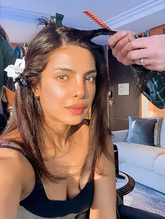 <p>Memperlihatkan dirinya sedang bersiap-siap, Priyanka Chopra kembali dengan bare facenya, wajah yang belum dimakeup, tapi tetap terlihat flawless. Foto: Instagram.</p>