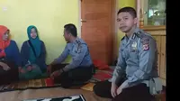 Anggota polsek Samarang tengah menjenguk anggota KPPS Samarang yang meninggal dunia, akibat kelelahan saat pemilu 2019 (Liputan6.com/Jayadi Supriadin)