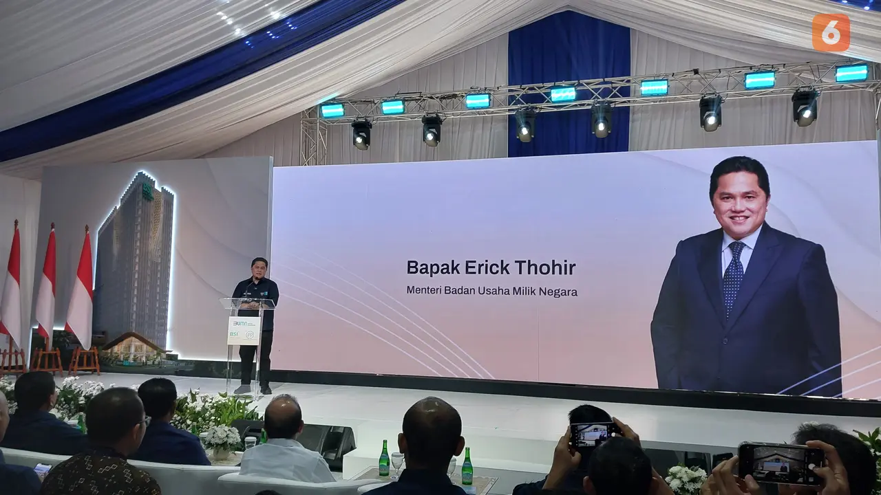 Menteri BUMN Erick Thohir meremikan dimulainya pembangunan (groundbreaking) BSI Tower, di Jalan Merdeka Selatan, Jakarta Pusat, Kamis (9/11/2023).(Arief/Liputan6.com)