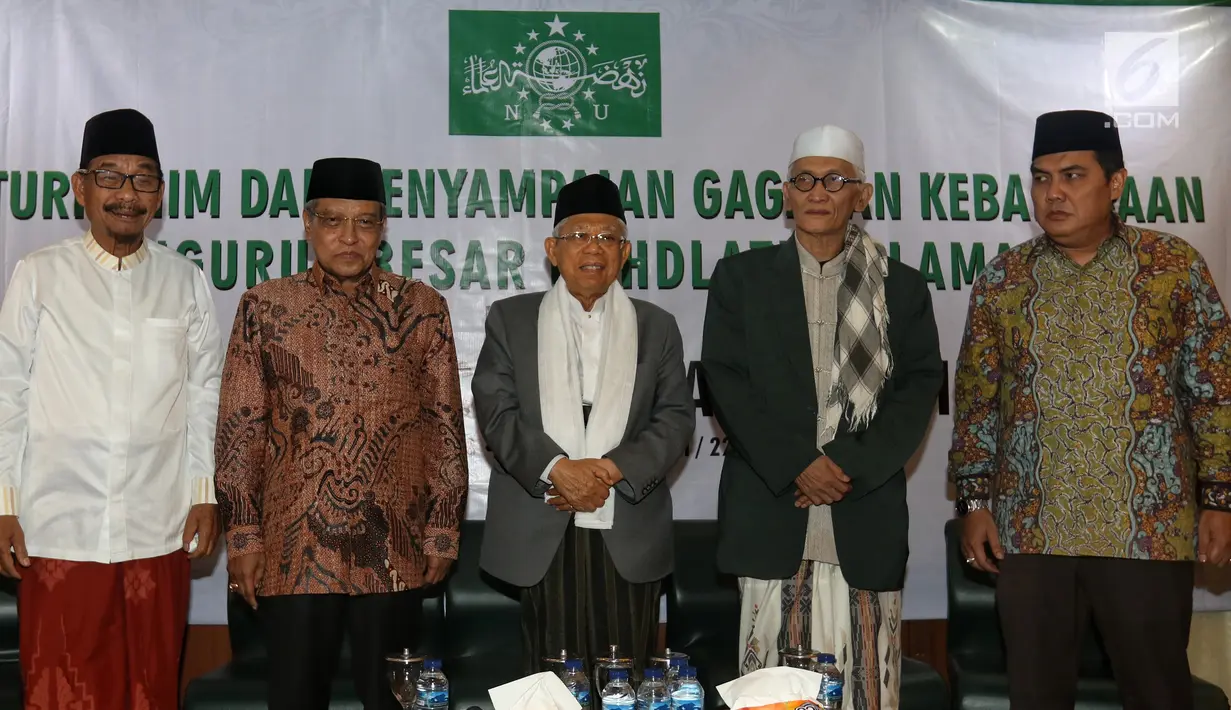Ketua PBNU Said Aqiel Siradj bersama Cawapres no urut 02 Ma'ruf Amin dan Sejumlah Pengurus PBNU saat melakukan pertemuan silaturahim di Gedung PBNU, Jakarta, Senin (22/4). Pertemuan tersebut membahas penyampaian gagasan kebangsaan pengurus besar Nahdlatul Ulama. (Liputan6.com/Johan Tallo)