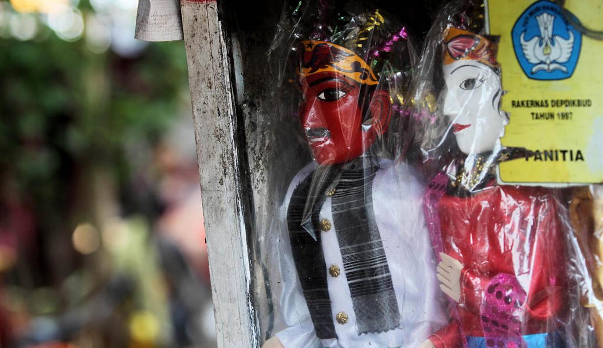 Setiap pasangnya, penjual miniatur ondel-ondel mematok harga sebesar Rp 50 ribu hingga Rp 80 ribu, Jakarta, Rabu (18/6/14). (Liputan6.com/Faizal Fanani) 