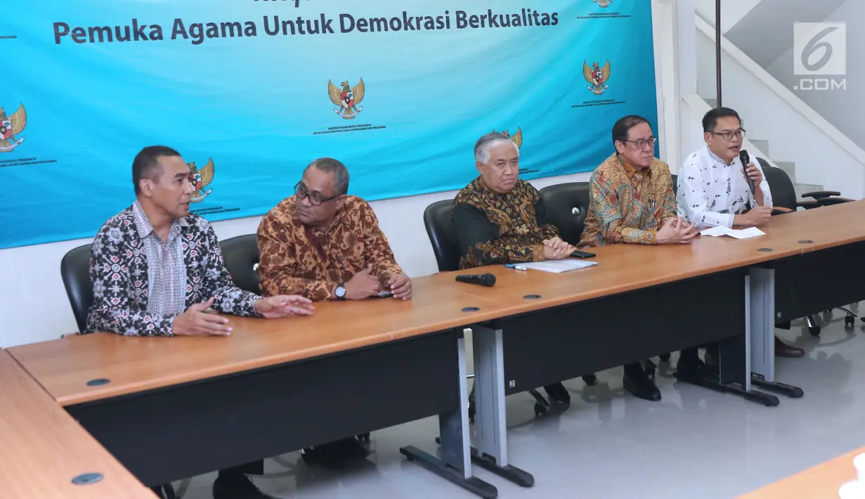 Perwakilan Majelis Tinggi Agama Khonghuchu Indonesia, Uung Sendana (kanan) bersama perwakilan pemuka agama yang ada di Indonesia saat memberikan pernyataan di Jakarta, Selasa (10/7). (Liputan6.com/Helmi Fithriansyah)