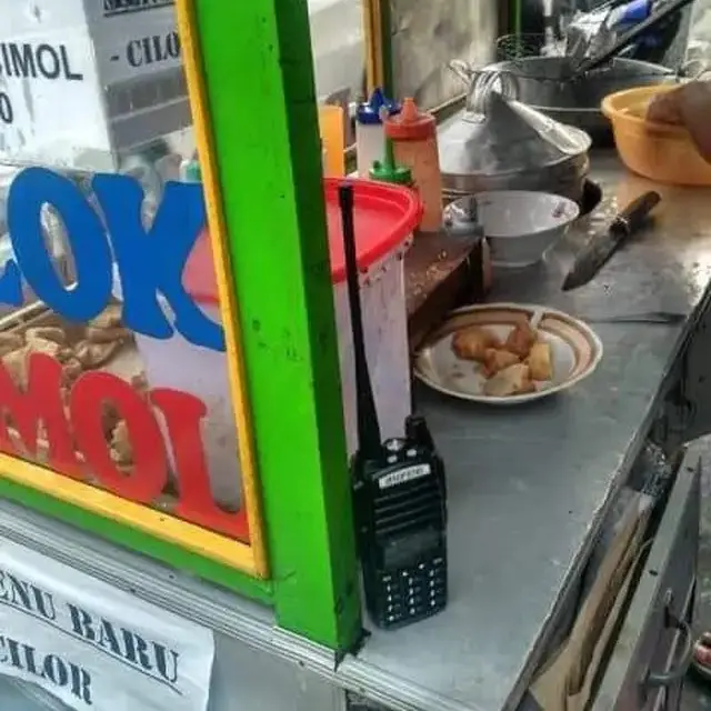 6 Potret Pedagang Bawa HT Ini Bikin Pembeli Bertanya-tanya, Bak Jadi Intel