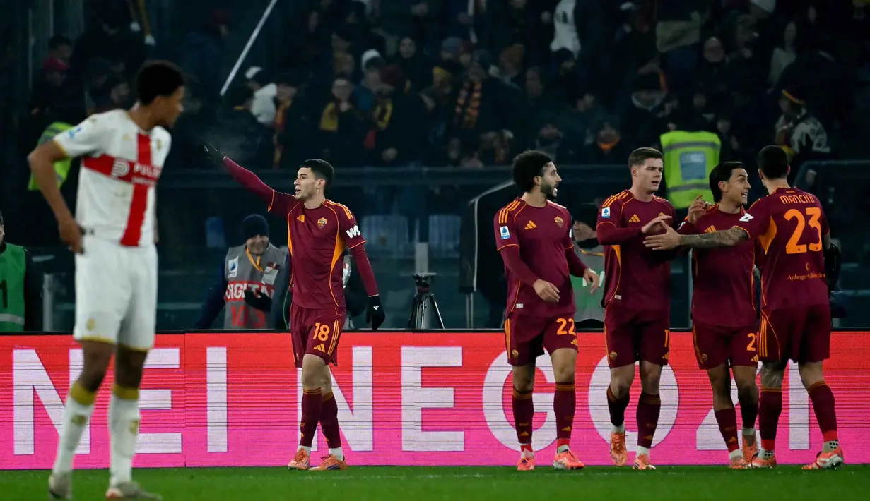 Penyerang AS Roma asal Argentina, Matias Soule (kedua dari kiri), merayakan gol pertama timnya selama pertandingan sepak bola Serie A Italia melawan Genoa di Stadio Olimpico pada Senin 29 Desember 2025 waktu setempat atau Selasa (30/12/2025) dini hari WIB. AS Roma sukses merebut kembali posisi empat besar klasemen Serie A musim 2025/2026. (Filippo MONTEFORTE/AFP)