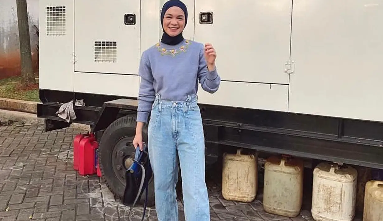 Lilac dan blue jeans jadi opsi lainnya untuk beri tampilan chic. [@tantrinamirah].