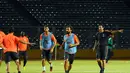 Pelatih Juventus, Massimiliano Allegri (kanan), memberikan instruksi langsung saat memimpin latihan di Stadion GBK Jakarta, (5/8/2014). (Liputan6.com/Helmi Fithriansyah) 