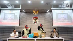 Dalam OTT Bupati Tulungagung, Gatut Sunu Wibowo, KPK menyita sejumlah barang bukti. Tampak dalam foto, Deputi Penindakan dan Eksekusi Komisi Pemberantasan Korupsi (KPK), Asep Guntur Rahayu (kiri) menyaksikan sejumlah barang bukti terkait Operasi Tangkap Tangan (OTT) Bupati Tulungagung, Gatut Sunu Wibowo, di Gedung Merah Putih Komisi Pemberantasan Korupsi, Jakarta, Sabtu (11/4/2026). (Liputan6.com/Helmi Fithriansyah)