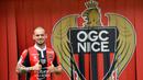 Gelandang asal Belanda, Wesley Sneijder, diperkenalkan sebagai pemain baru Nice di Stadion Allianz Riviera, Nice, Selasa (9/8/2017). Dirinya didatangkan secara gratis dari klub Turki, Galatasaray. (AFP/Yann Coatsaliou)