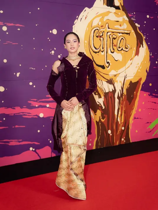 Hadir di FFI 2023, Maudy Ayunda tampil kece dengan Desconstructed Velvet Kebaya. Dipadukan dengan Draped Sarung kain tenun Sambas [@tanganofficial]