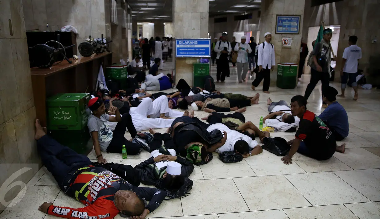 Umat muslim dari berbagai daerah sedang beristirahat usai menjalankan salat Subuh di Masjid Istiqlal, Jakarta, Jumat (4/10). Mereka rencananya akan bergabung dengan sejumlah Ormas Islam untuk melakukan unjuk rasa. (Liputan6.com/Johan Tallo)