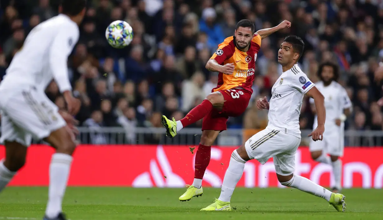 Pemain Galatasaray, Florin Andone, melepaskan tendangan ke gawang Real Madrid pada laga Liga Champions di Stadion Santiago Bernabeu, Rabu (6/11). Real Madrid menang 6-0 atas Galatasaray. (AP/Manu Fernandez)