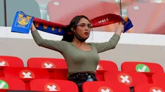 Fans cantik dari klub sepak bola asal Meksiko, Tigres saat mengalungkan syal dalam pertandingan Piala Dunia Antar Klub 2020. (Foto: AFP/Karim Jaafar)
