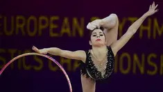Atlet asal Israel, Victoria Veiberg Flanovsky saat tampil dalam kejuaraan Senam Ritmik Eropa ke-33 di Budapest, Hungaria (19/5). (AFP Photo/Attila Kisbenedek)