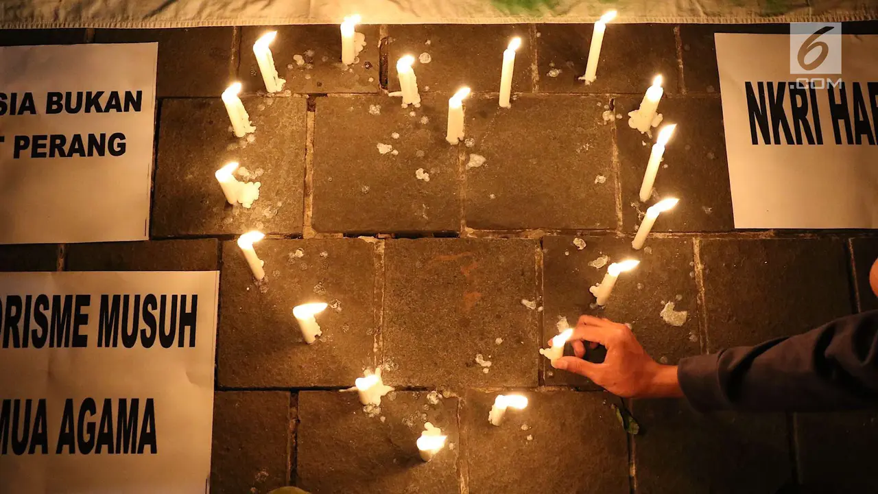 Gabungan Suporter Bola Gelar Aksi Lilin Doakan Korban Bom Surabaya