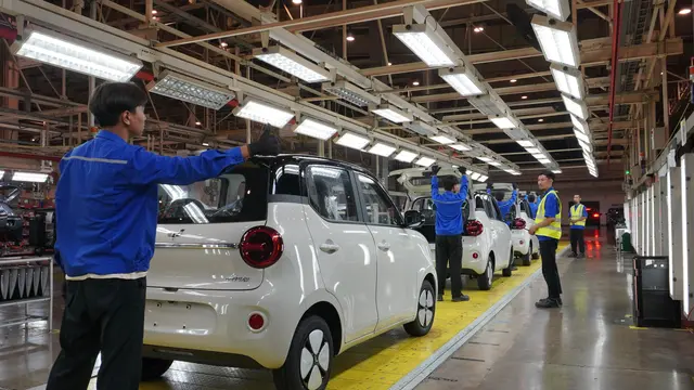 Gambaran di Pabrikan Wuling ketika produksi mobil.