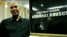 Masih ingat dengan kasus antara musisi ternama Indonesia, Ahmad Dhani dengan sang pengacara Farhat Abbas? Baru-baru ini seorang saksi kembali dihadirkan ke Polda. Saksi dihadirkan untuk dimintai keterangan terkait tweet yang disampaikan Farhat Abbas.