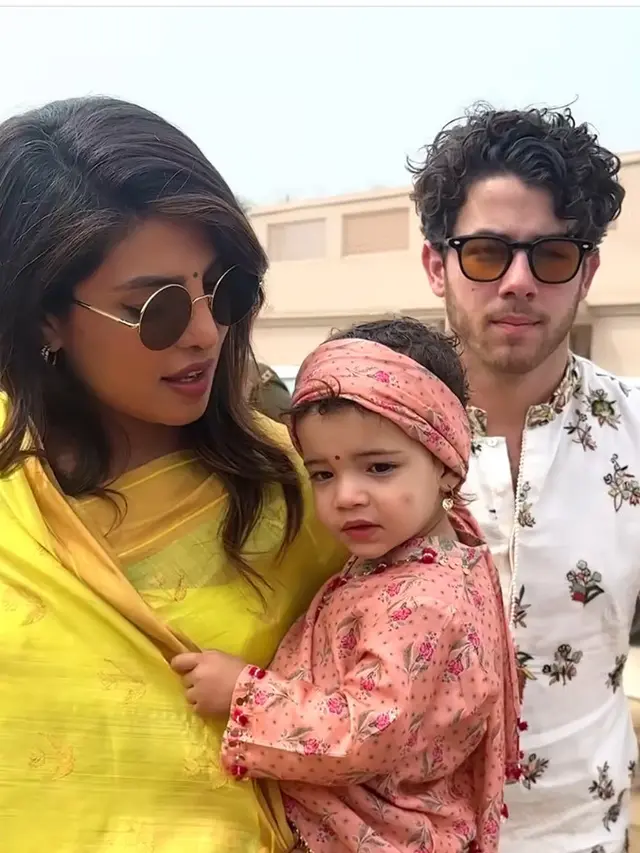 Potret Priyanka Chopra Dibalut Sari Kuning saat Datang ke Kuil. [@priyankachopra]
