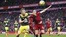 Bek Liverpool, Andrew Robertson berebut bola dengan gelandang Southampton, James Ward-Prowse pada pertandingan lanjutan Liga Inggris di Stadion Anfield, Sabtu (1/2/2020). Liverpool menang telak 4-0 atas Southampton. (AP Photo/Jon Super)