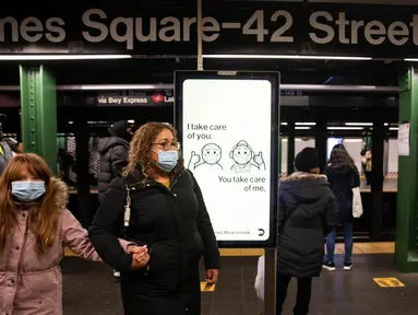 Para pejalan kaki berjalan di sepanjang peron kereta bawah tanah Times Square di New York, AS (12/12/2020). Total kasus COVID-19 di AS menembus angka 16 juta pada Sabtu (12/12), menurut Center for Systems Science and Engineering (CSSE) di Universitas Johns Hopkins. (Xinhua/Michael Nagle)