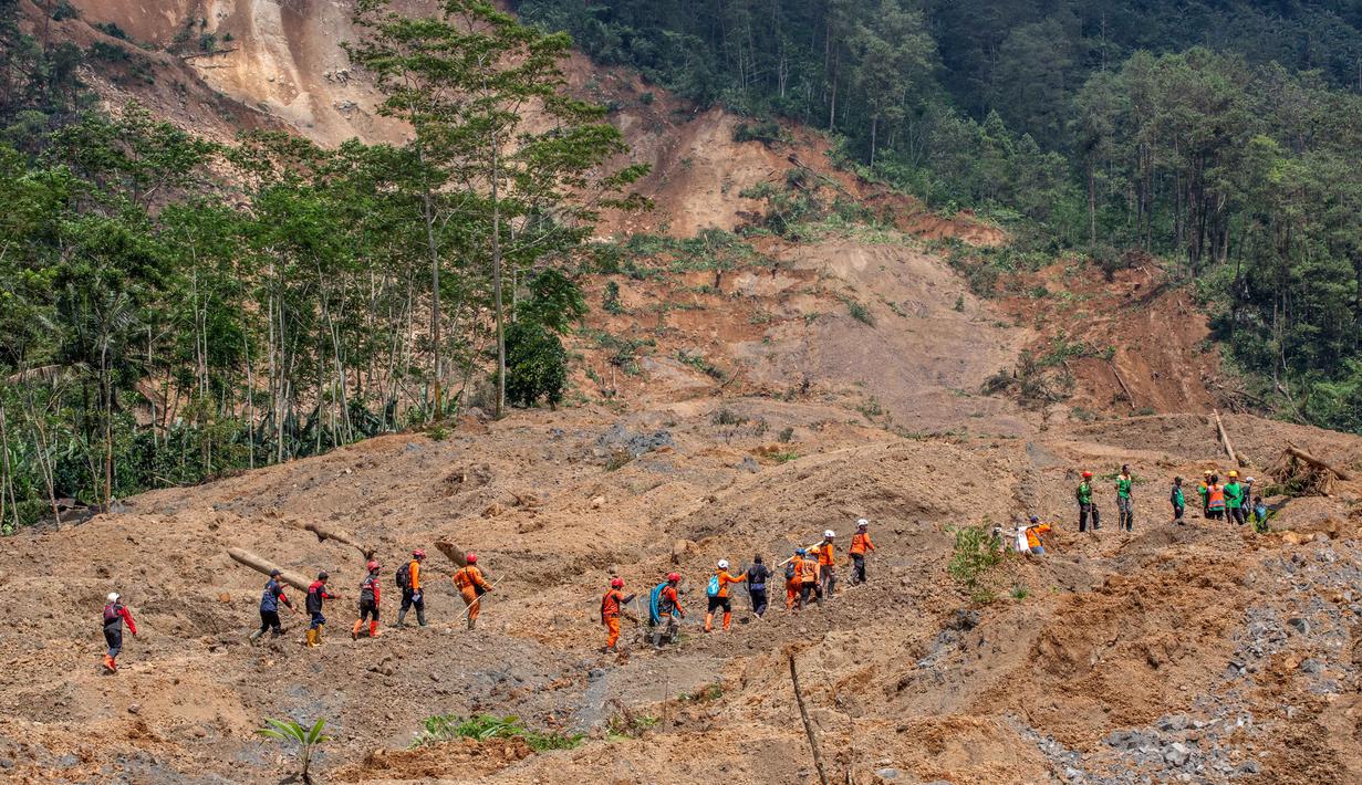 Sebelumya, bencana tanah longsor yang melanda Dusun Situkung, Desa Pandanarum, Kecamatan Pandanarum, Kabupaten Banjarnegara pada Minggu (16/11/2025). Tampak dalam foto, anggota tim penyelamat berjalan di lokasi longsor Desa Situkung, Banjarnegara, Jawa Tengah, pada Selasa 18 November 2025. (DEVI RAHMAN/AFP)