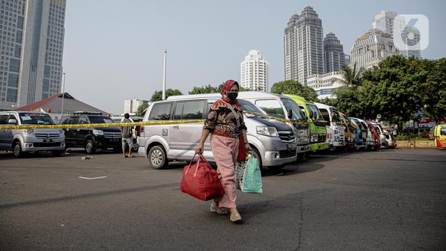 FOTO: Penumpang Travel Gelap Dipulangkan Usai Terjaring Razia