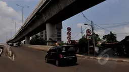 Kendaraan melintas di Jalan Mayjen TNI Prof. Dr. Moestopo melewati Jalan Layang Non Tol (JLNT), Jakarta, Rabu (4/2/2015). Pemprov DKI berencana menerapkan sistem berbayar untuk mobil saat melalui JLNT tersebut.(Liputan6.com/Johan Tallo)