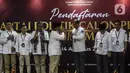 Ketua Umum Partai Gerindra Prabowo Subianto (keempat kiri) bersama jajaran pengurus Partai Gerindra mendaftarkan partai politiknya sebagai calon peserta Pemilu 2024 di Kantor KPU, Jakarta, Senin (8/8/2022). Pada hari kedelapan ini, KPU menerima pendaftaran empat partai politik di antaranya Partai Republiku Indonesia, Partai Hati Nurani Rakyat (Hanura), Partai Gerindra, dan Partai Kebangkitan Bangsa (PKB). (Liputan6.com/Johan Tallo)