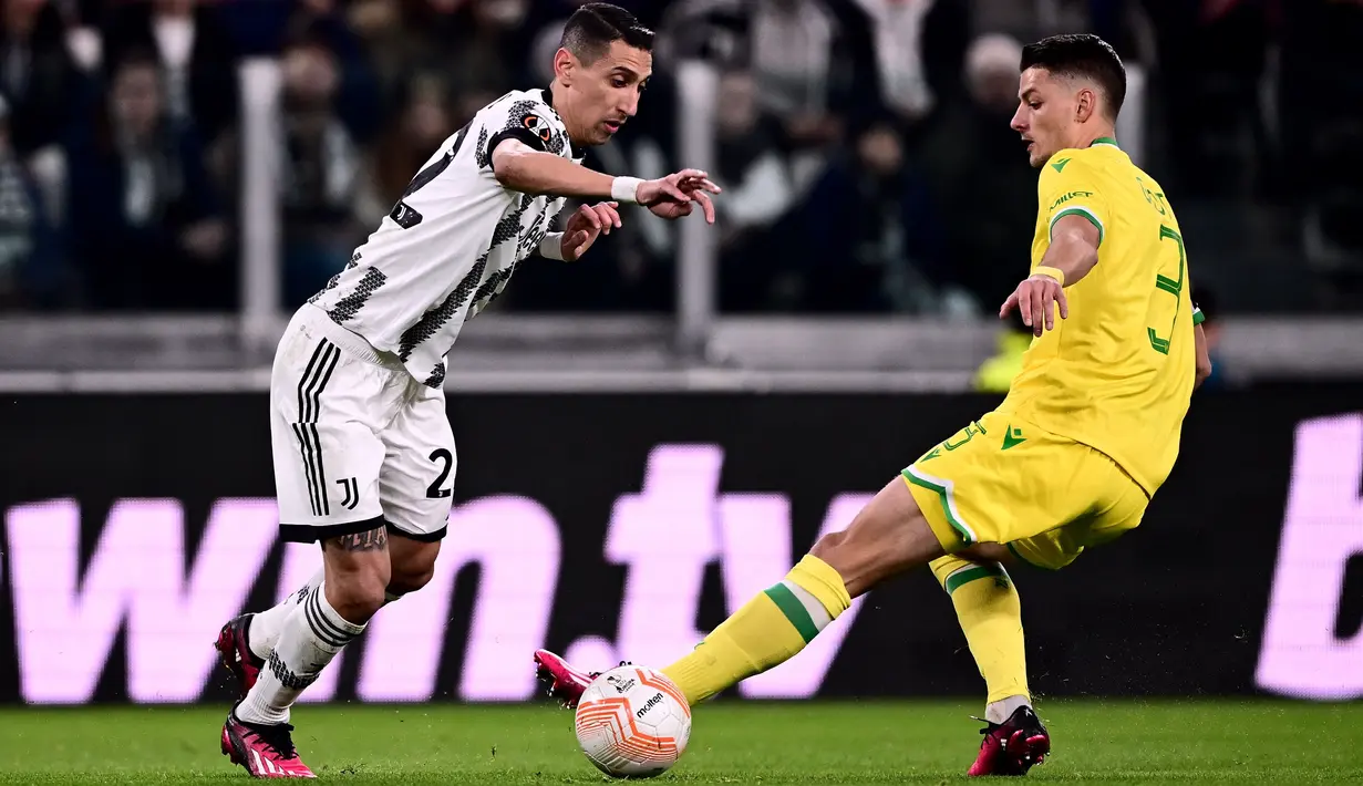 Penyerang Juventus Angel Di Maria menggiring bola melewati gelandang Nantes Andrei Girotto dalam duel leg pertama play-off babak gugur Liga Europa 2022/2023 di Allianz Stadium, Jumat (17/2/2023) dini hari WIB. Tim tuan rumah sempat unggul terlebih dahulu berkat gol Dusan Vlahovic sebelum Nantes menyamakan kedudukan melalui gol Ludovic Blas di babak kedua. (Marco BERTORELLO / AFP)