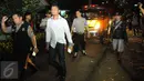 Petugas mengawal ambulan yang berisi mayat terduga teroris di Setu, Tangerang Selatan, Banten, Rabu (21/12). Densus 88 terlibat baku tembak yang akhirnya menewaskan tiga orang terduga teroris. (Liputan6.com/Helmi Afandi)