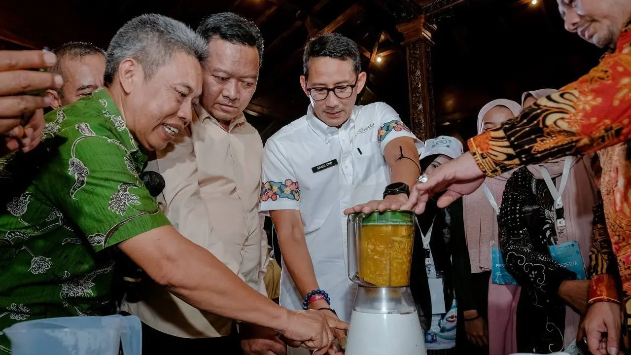 Aksi Menparekraf Sandiaga Uno Buat Jamu Saat Kunjungan ke Tegal, Dorong UMKM Lokal