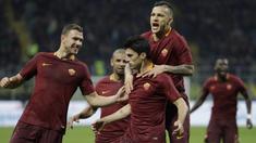 Para pemain AS Roma merayakan gol yang dicetak Diego Perotti ke gawang Inter Milan pada laga Liga Italia di Stadion San Siro, Italia, Minggu (26/2/2017). Bermain di kadang Inter, Roma menang 3-1. (AP/Luca Bruno)