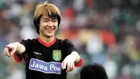 Persebaya mengucapkan selamat untuk bekas kipernya, Zeng Cheng, yang kini bermain di Liga China, Guangzhou Evergrande. (Bola.com/Dok. Persebaya)