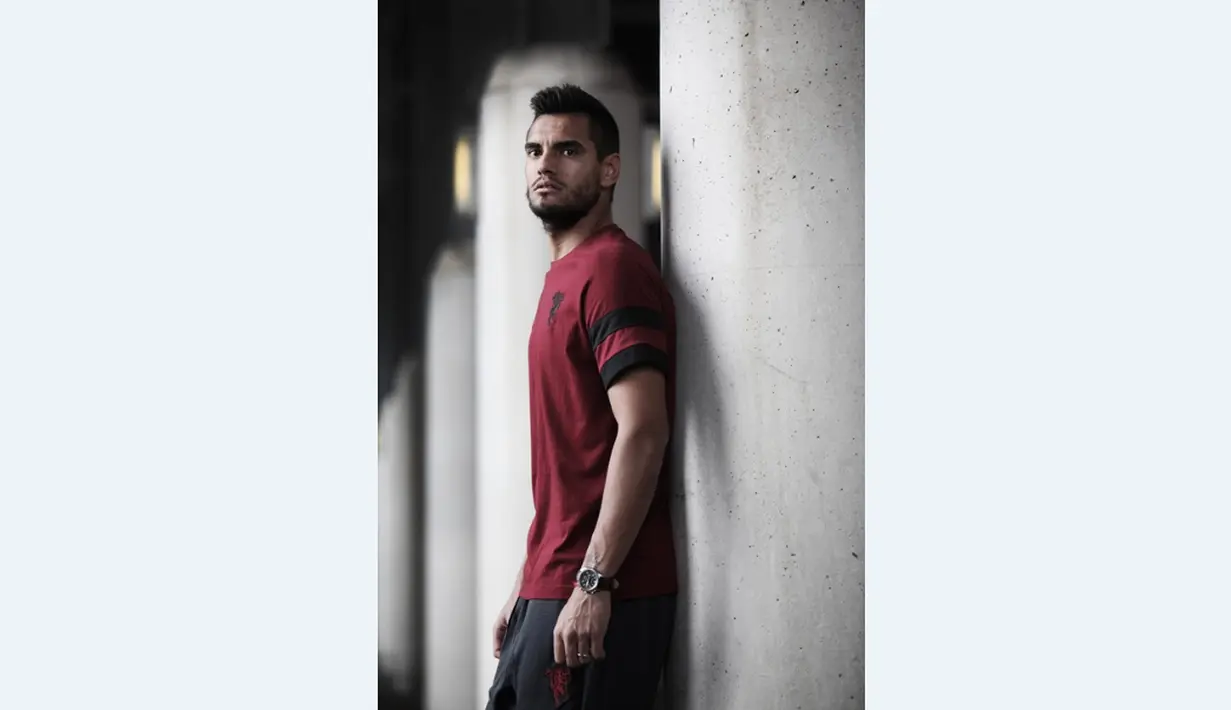 Kiper Manchester United, Sergio Romero, didaulat menjadi salah satu bintang iklan jam tangan resmi MU. (Manutd.com)