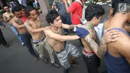 Sejumlah pria yang dianggap preman berbaris di Mapolres Metro Jakarta Selatan, Selasa (5/9). Selain itu mereka yang diduga preman juga terlibat tindak pidana pencurian dengan pemberatan. (Liputan6.com/Immanuel Antonius)
