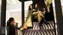 (Kiri) Creative Director Iwan Tirta Private Collection Era Soekamto melihat instalasi pendapa istana kerajaan Jawa yang bertajuk Catur Sagotro di Main Lobby Senayan City, Jakarta, Kamis (1/10/2015). (Liputan6.com/ Immanuel Antonius) 