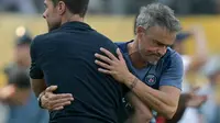 Momen pertemuan Xabi Alonso dan Luis Enrique di semifinal Piala Dunia Antarklub 2025. (JUAN MABROMATA / AFP)