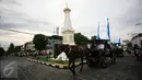 Sejumlah peserta mengikuti kirab dengan menaiki andong melintasi kawasan Tugu ,Yogyakarta,(14/5/2016).Kirab di laksanakan untuk menyambut peringatan ulang tahun satu abad kabupaten sleman.(Boy Harjanto)