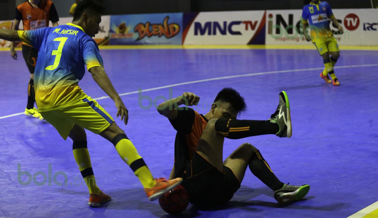 Perebutan bola antara pemain IPC Pelindo dan pemain WPK MBU Makassar dalam laga Seri III Grup B Wilayah Timur Pro Futsal League 2016 di GOR 17 Desember, Mataram, NTB, Sabtu (12/3/2016). IPC Pelindo menang 6-1 atas WPK MBU. (Bola.com/Arief Bagus)