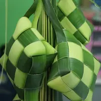 Lebaran merupakan ajang untuk bersilaturahmi dengan keluarga. (Foto: Unsplash/Mufid Majnun)