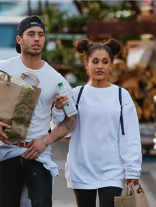Salah satu sumber mengatakan pada E!News, "Ariana memang putus dengan Ricky. Ia (Ricky) tidak berselingkuh namun keduanya saling tak cocok dan memilih masing-masing," tambah sumber. (Justjared/Bintang.com)